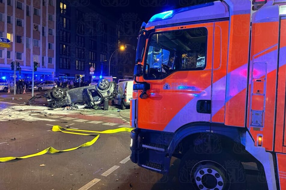 Ein Wagen blieb nach dem Unfall auf dem Dach liegen.