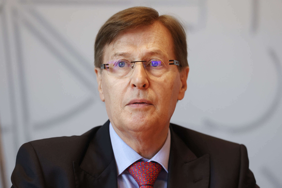 NRW-Justizminister Peter Biesenbach (74, CDU) während einer Pressekonferenz.