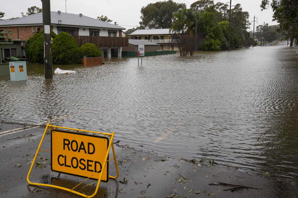 Eine Straße am Stadtrand von Sydney ist überflutet. Hunderte von Häusern wurden in und um die größte Stadt Australiens überschwemmt. 45.000 Menschen sind von den Fluten bedroht.