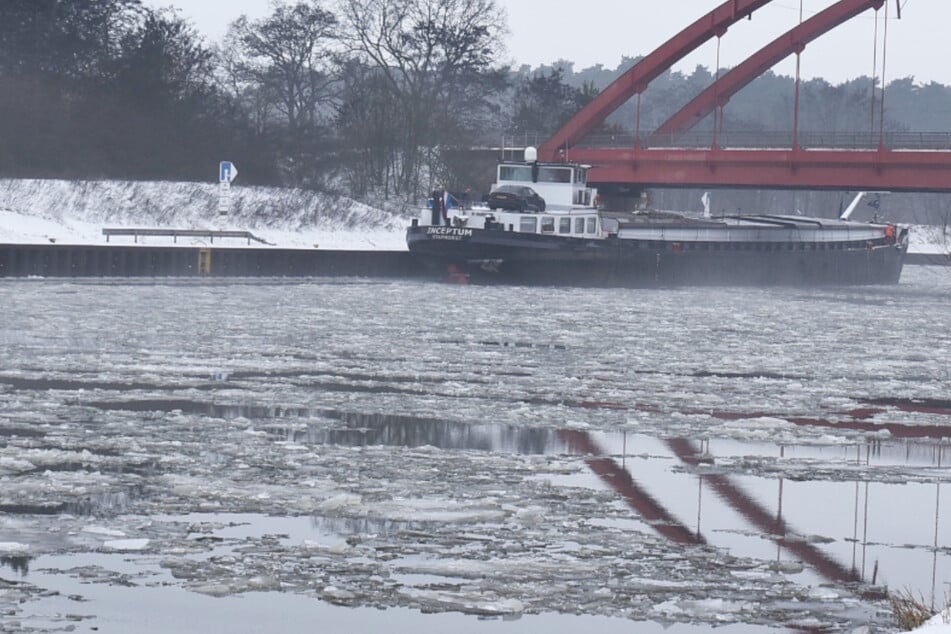 Titanic-ähnliche Zustände: Schiff kollidiert mit Eisscholle