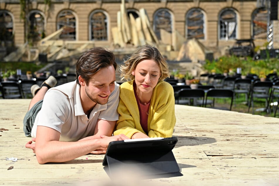 Er hilft ihr beim Textlernen. In "Der Wanderer über dem Nebelmeer" schlüpft Nicole in die Rolle der Sabine.