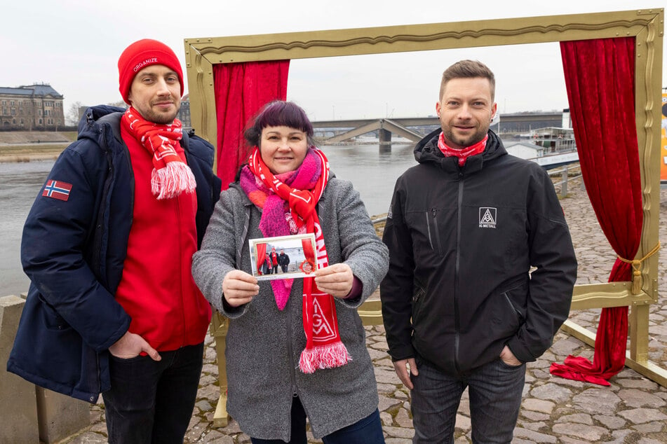 Eric Heide (30, l.), Manuela Bergmann (52) und Steven Kempe (36) von der IG Metall zeigen ihr "Desaster-Foto" mit der Carolabrücke.