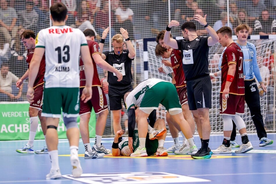 Schrecksekunde in der 58. Minute: Lukas Binder (34) rutscht auf einem Werbebanner aus und muss verletzt von der Platte.