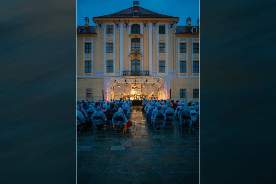 Regen, Capes und schöne Musik - Festivaleröffnung am Moritzburger Schloss.