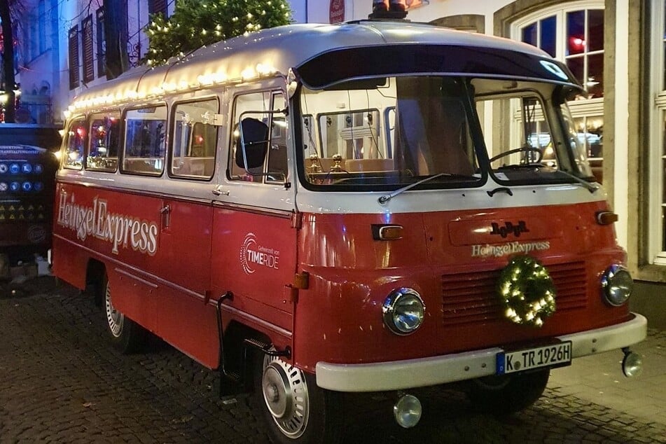 In diesem Oldtimer-Bus können Familien und Touristen die Weihnachtsattraktion erleben.