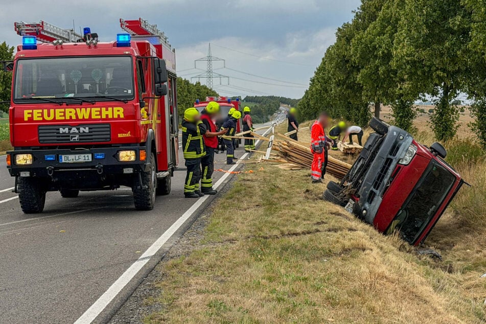 Der Transporter landete mit Anhänger im Graben und verlor dabei seine Ladung.