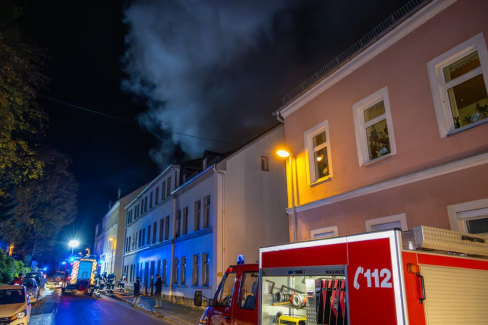 Eine große Rauchwolke stieg aus dem Gebäude in der Bockauer Straße.