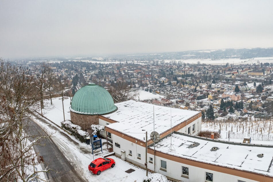 Die Volkssternwarte über Radebeul. 1959 wurden die ersten Gebäude gebaut.