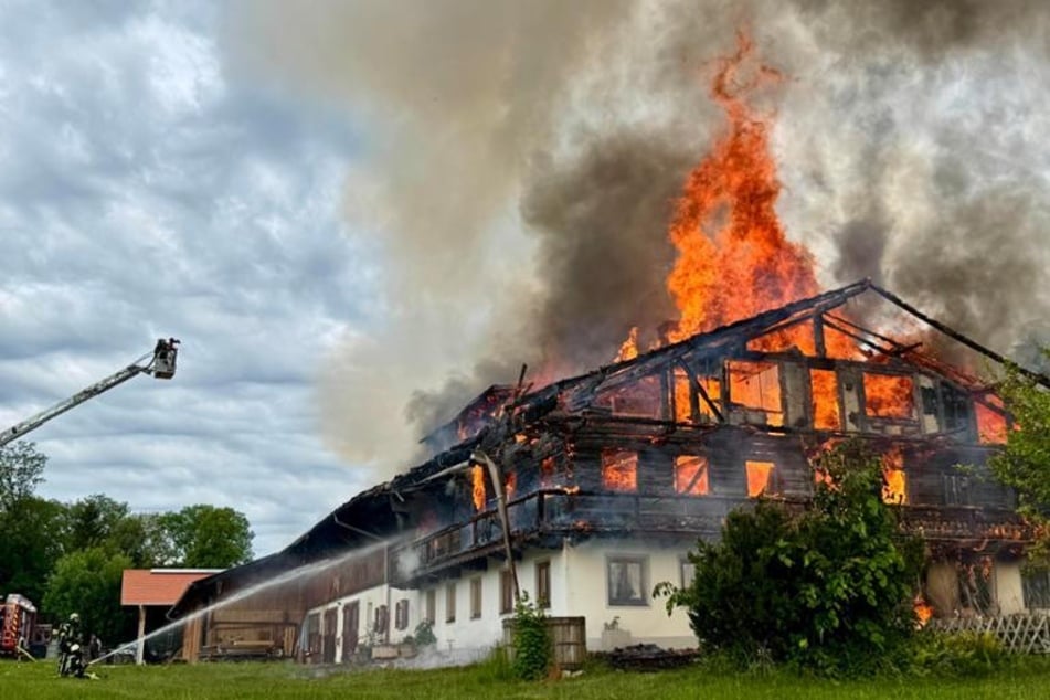 Beim Eintreffen der Rettungskräfte stand der Bauernhof in Vollbrand.