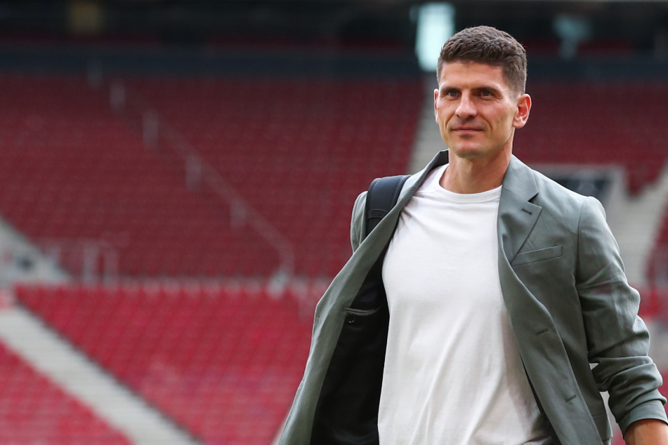 Stuttgarts Mario Gomez läuft nach seinem letzten Profispiel im Juni mit Schuhen in der Hand aus der Mercedes-Benz Arena.