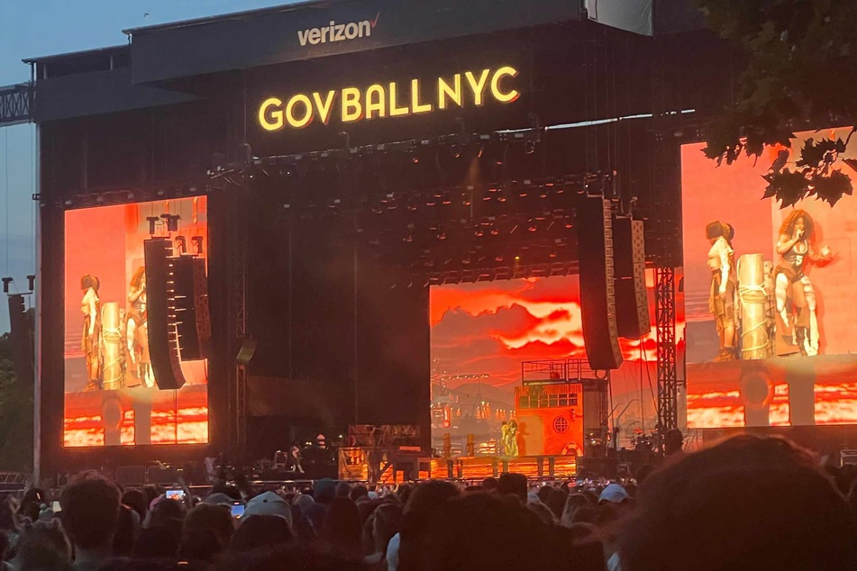 SZA was the show-stopping end to the night, as her hardcore fans turned up for the star's elite festival finale performance.