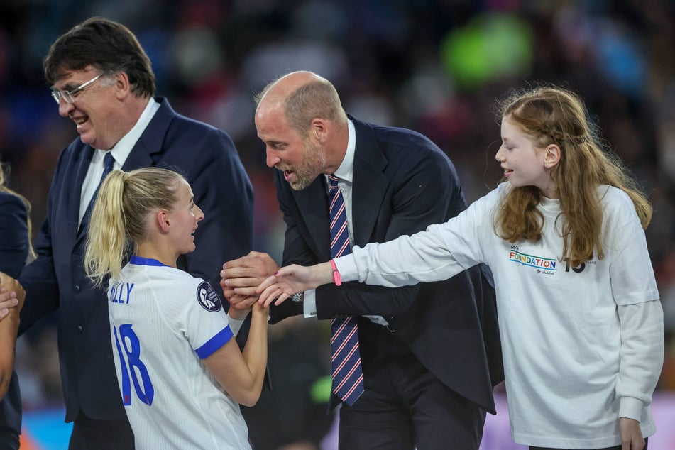 Die 12-Jährige (r.) konnte den Handshake mit Englands Chloe Kelly (27) offenbar kaum abwarten.