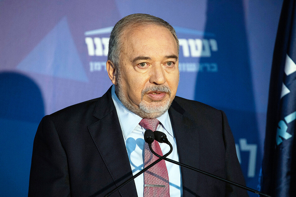 In Israel wird mit dem früheren Verteidigungsminister Avigdor Lieberman ein weiterer Politiker der Opposition nach Angaben der Partei von Ministerpräsident Netanjahu der Notstandsregierung beitreten.