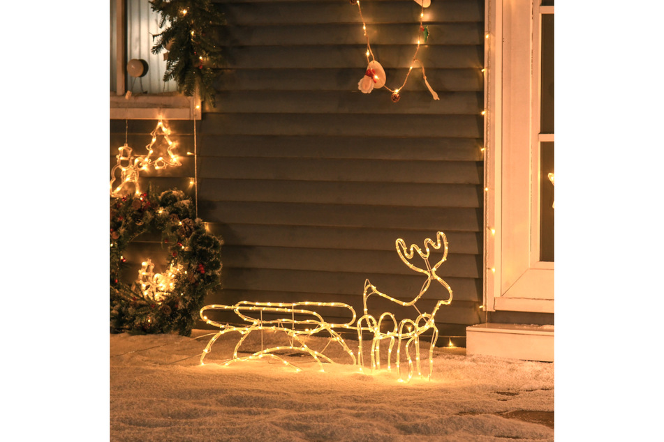 Diese exklusive Weihnachtsbeleuchtung aus Rentier mit Schlitten sorgt auch auf kleineren Flächen für weihnachtliche Romantik.