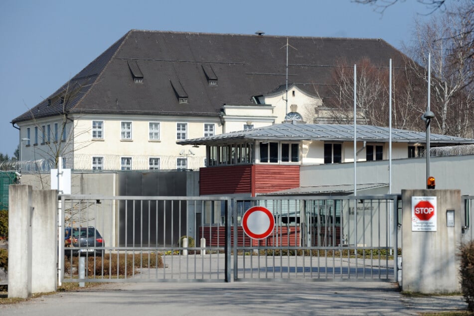 Das Tor zur Justizvollzugsanstalt in Bernau am Chiemsee. Was sich genau in der Zelle abspielte, war zunächst unklar.