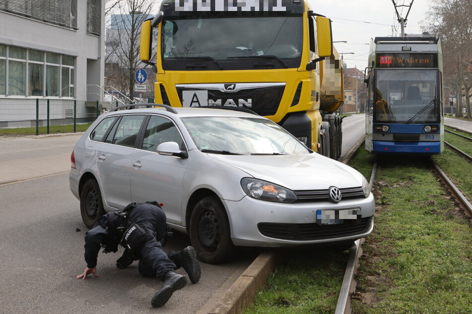 Auf der Eutritzscher Straße in Leipzig ist es am Donnerstag zu einem Unfall gekommen. Laut Polizei war der VW im Vordergrund allein beteiligt.