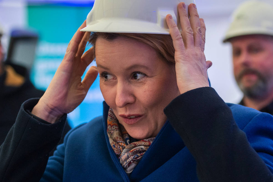 Muss Franziska Giffey (44, SPD) bald ihren Hut nehmen? "Deutsche Wohnen &amp; Co enteignen" macht unter anderem gegen Berlins Regierende Bürgermeisterin und Bausenator Andreas Geisel (56) mobil.