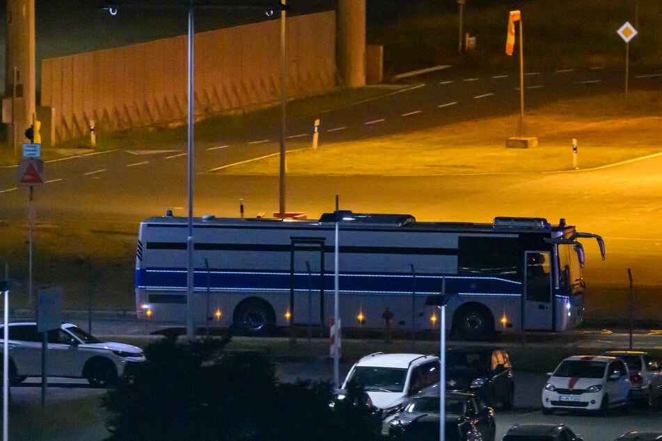 Ein Bus der Bundespolizei brachte die rund 30 ausreisepflichtigen Personen zum Flugzeug.
