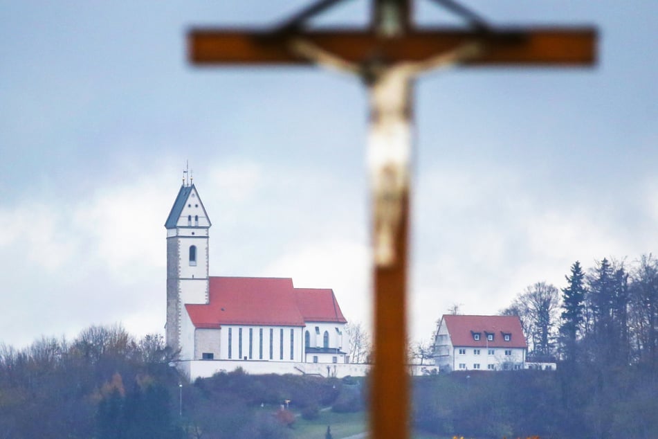 Die Wallfahrtskirche St. Johannes Baptist auf dem Berg Bussen.