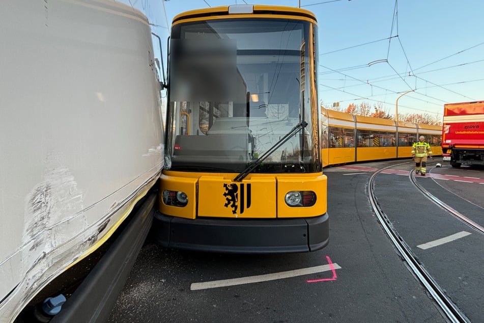 Bei dem Unfall entgleiste die Bahn. Jetzt wird sie mithilfe von Spezialwerkzeugen wieder in auf die Schienen gesetzt.