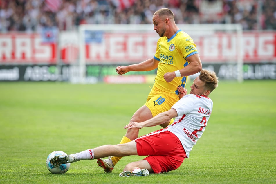 Tim Handwerker (27, u.) bleibt der 2. Bundesliga erhalten.