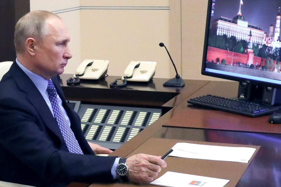 Wladimir Putin, Präsident von Russland, leitet eine Videokonferenz mit russischen Regionalbeamten in seiner offiziellen Residenz Nowo-Ogarjowo über die aktuelle Situation bezüglich des Coronavirus in Russland.