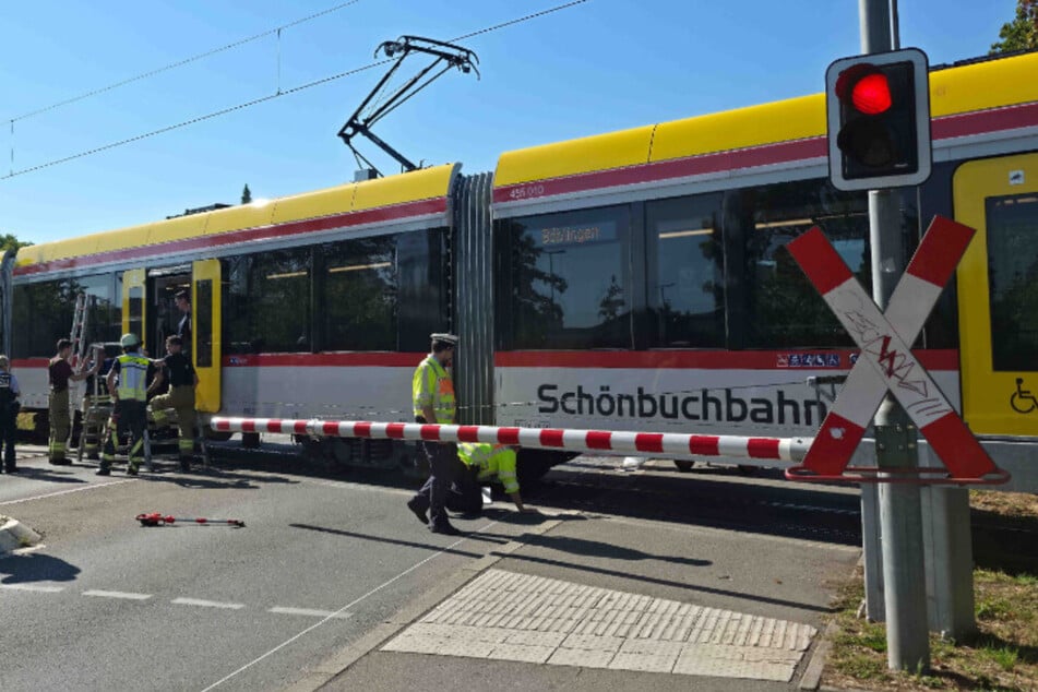 Seniorin (86) will Gleise überqueren und wird von Zug erfasst