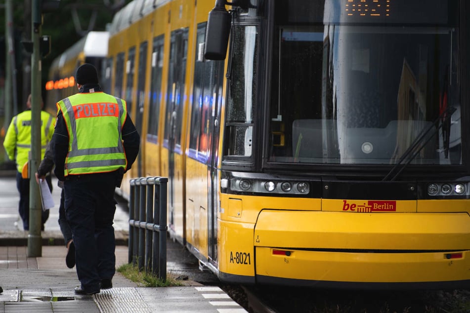 Am Sonntagmorgen ist ein 21-Jähriger in Berlin-Friedrichshain an einer Tramstation mit einer Glasflasche geschlagen und schwer verletzt worden. (Symbolfoto)