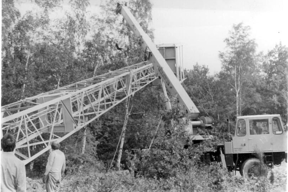 1984 wurde der 28 Meter hohe Antennen-Mast auf dem Taurastein aufgestellt. Er ist heute noch in Betrieb.