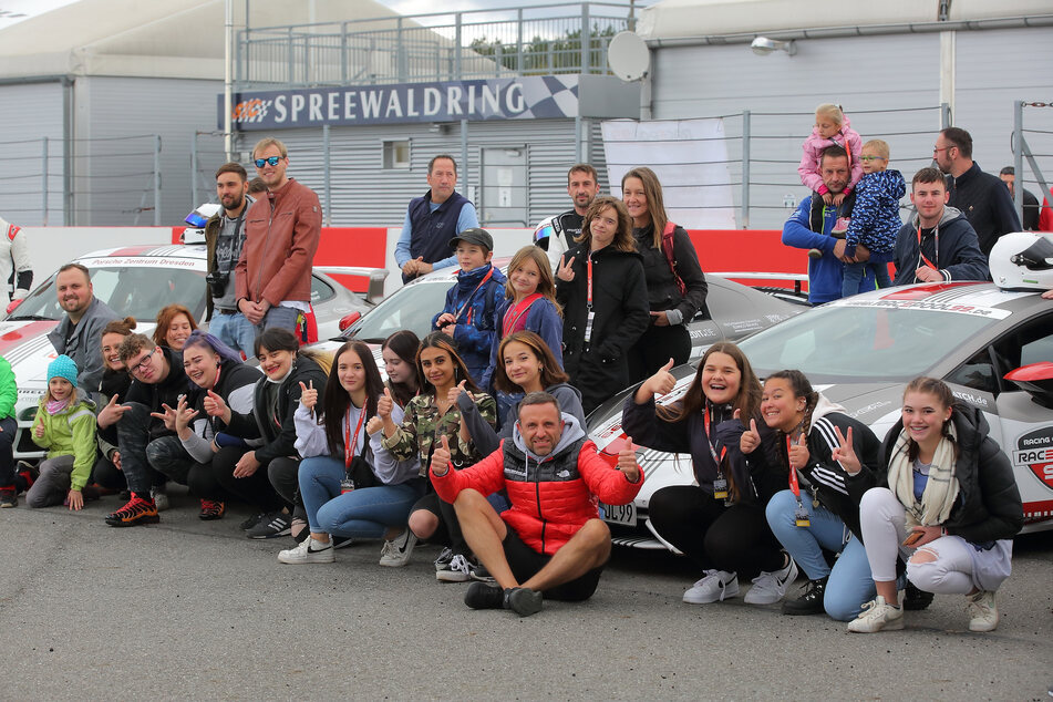 Was darf auf einem Ausflug nicht fehlen? Ein Gruppenfoto mit strahlenden Gesichtern!