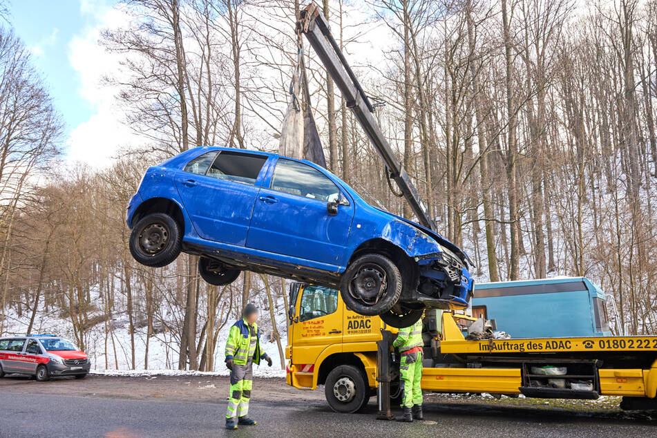 Nachdem der Verkehrsunfalldienst das Auto untersucht hatte, wurde es verladen und abtransportiert.