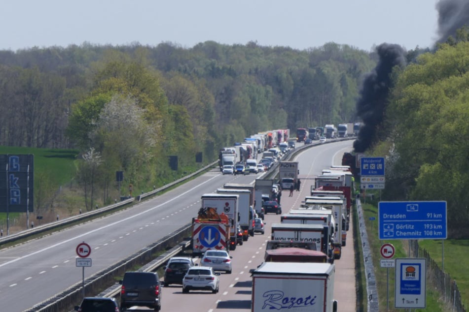 Vollsperrung auf der Autobahn: Wagen geht komplett in Flammen auf