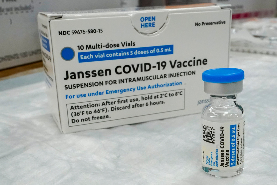 Eine Ampulle und eine Verpackung des Corona-Impfstoffs von Johnson & Johnson steht auf einem Tisch. Laut Gesundheitsministerium soll Thüringen am Montag 4800 Dosen des Herstellers erreichen.