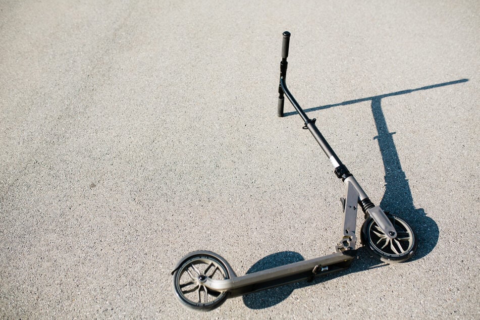 Der 62-Jährige verlor das Gleichgewicht, stürzte und fiel dabei noch gegen ein geparktes Auto. (Symbolbild)