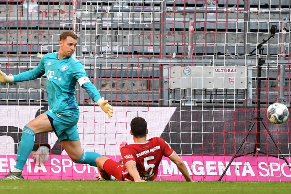 Benjamin Pavard (r) schiebt den Ball unhaltbar ins eigene Netz. Torwart Manuel Neuer kann nicht mehr eingreifen.