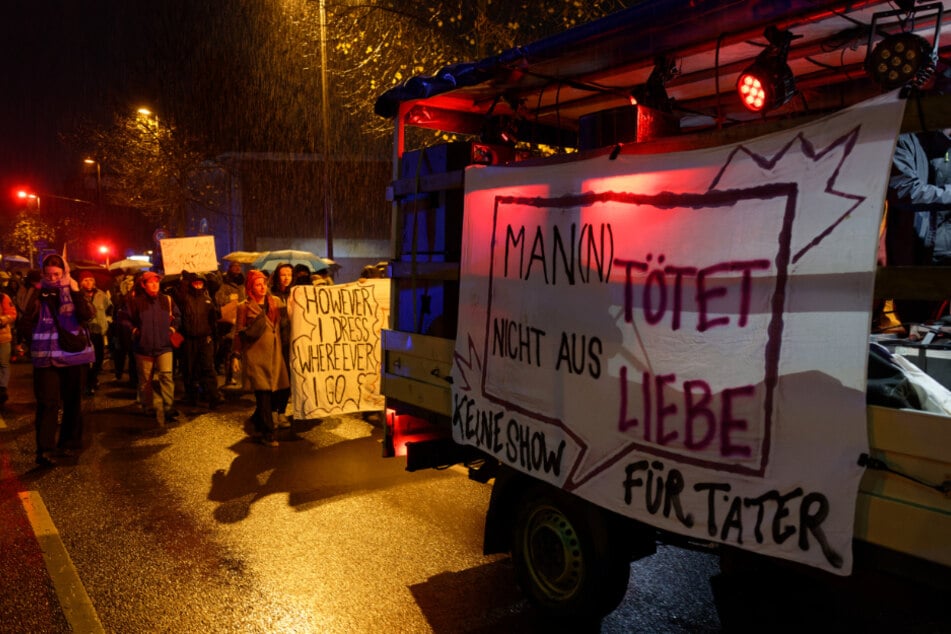 Düsseldorf: Mehr als hundert Menschen protestieren gegen Till Lindemann