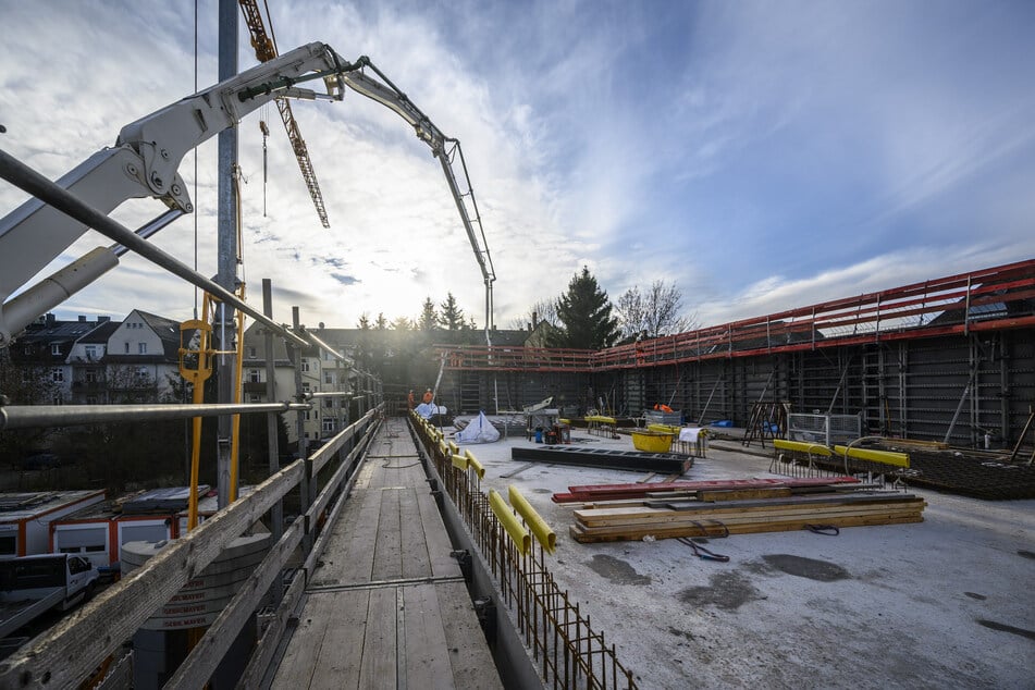 Die Betonpumpe beförderte am Mittwoch das Recyclingmaterial in die nächste Etage des neuen Firmensitzes.