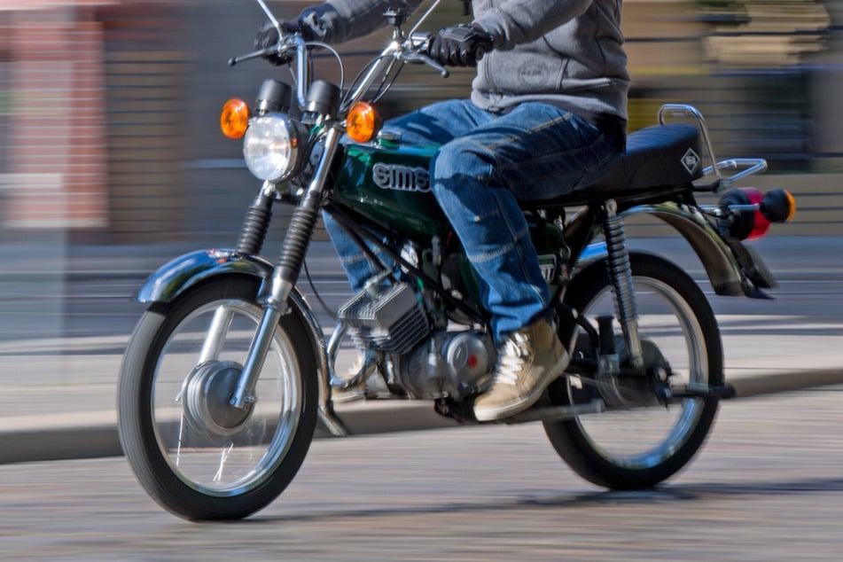 Der Mokick-Fahrer (62) war auf der Mockauer Straße unterwegs, als eine Škoda-Fahrerin (27) auf derselben wenden wollte und ihn dabei übersah. (Symbolfoto)
