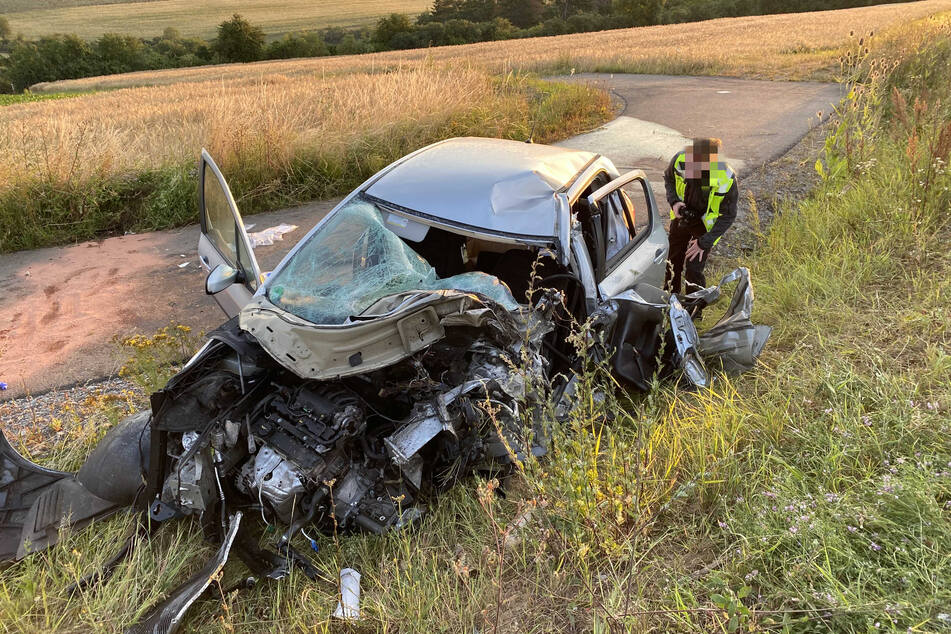 Der Fahrer des verunfallten Peugeot (18) wurde lebensbedrohlich verletzt.