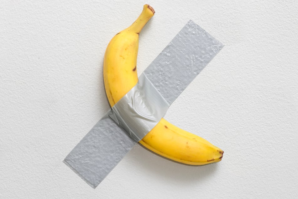 ¡Increíble! El año pasado, Cattelan logró vender una banana pegada a la pared por más de seis millones de dólares.