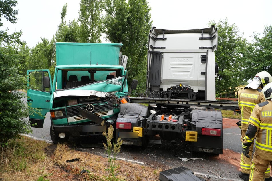 Zwei Fahrzeuge sind am Samstagabend im Landkreis Leipzig zusammengestoßen.