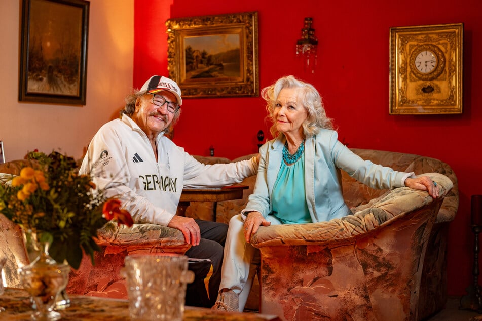 Noch daheim in der guten Stube: Die Eheleute können vom Sessel aus in den Garten blicken.