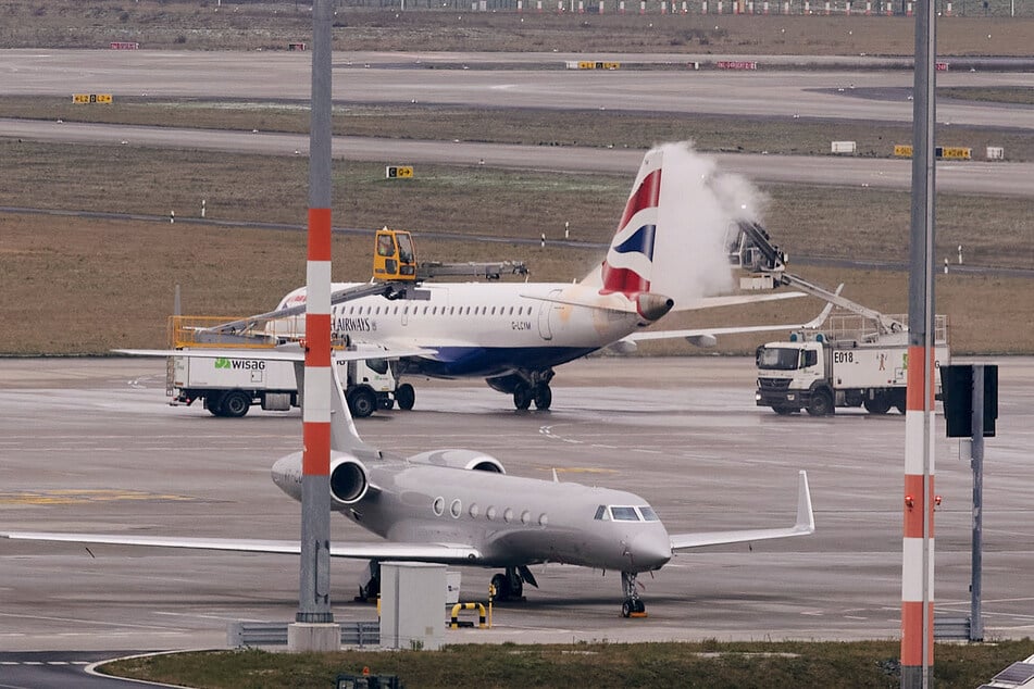 Wegen erwarteten Eisregens dürfen nur halb so viele Flugzeuge auf dem Flughafen BER landen wie üblich.