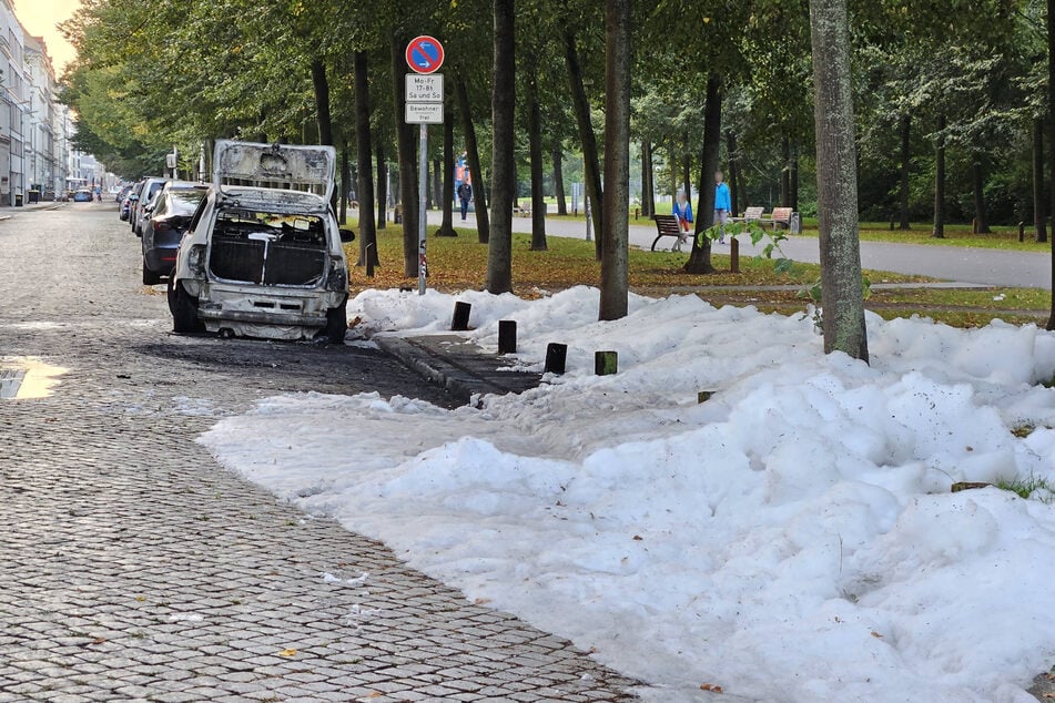 Einsatzkräfte der Feuerwehr hatten in der Nacht die Flammen gelöscht.