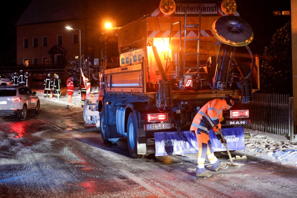 Damit die Einsatzkräfte an die Einsatzstelle gelangen konnten, musste der Winterdienst die Straße salzen.