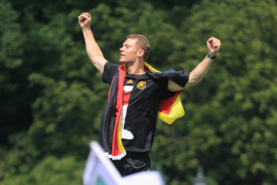 Manuel Neuer jubelt am 15.07.2014 beim Empfang der Fußball-Nationalmannschaft in Berlin.