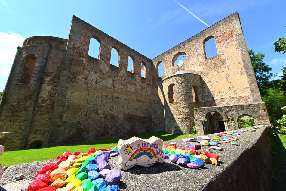 "Alles wird gut" steht auf einem Einzelstein der Steinkette, die vor der Stiftsruine auf einer Mauer ausgelegt ist. Die Bad Hersfelder Festspiele wurden wegen der Corona-Pandemie abgesagt.