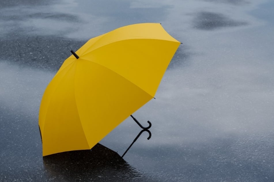 Nur nachts soll es etwas aufklären und der Regen nachlassen. (Symbolbild)