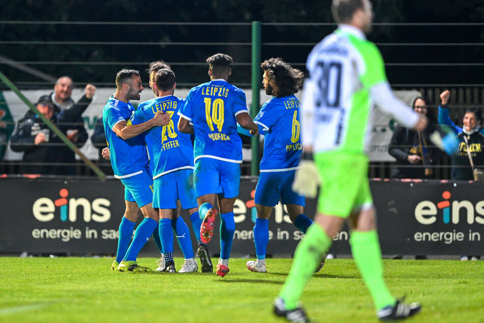 Immer wieder Djamal Ziane (l.): Der Torjäger beim Jubel nach seinem 1:0-Siegtreffer.