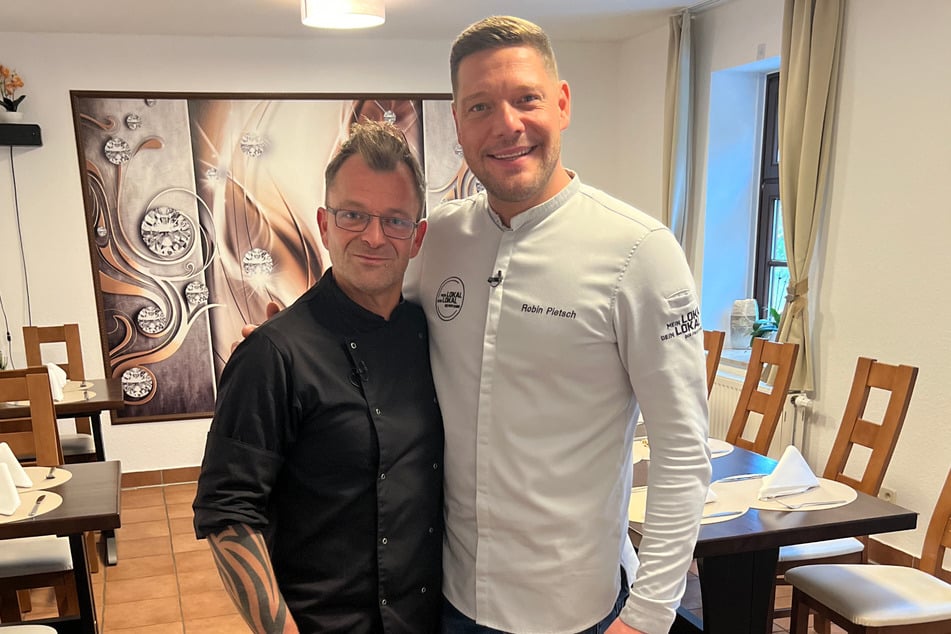 Sternekoch Robin Pietsch (37, r.) ist beim Volkshaus-Betreiber Thomas (42) zu Besuch.